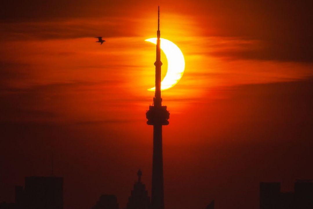 تصاویر حیرت انگیز از پدیده خورشید گرفتگی امروز در تورنتو