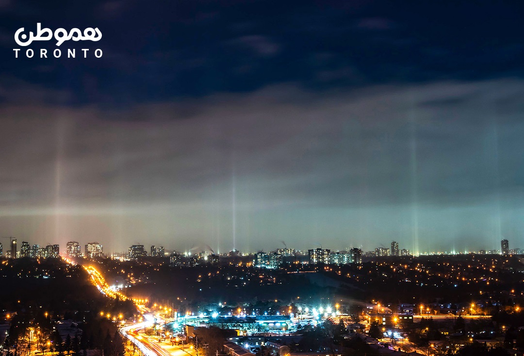ستون های نور در آسمان تورنتو یک پدیده زیبای زمستانی