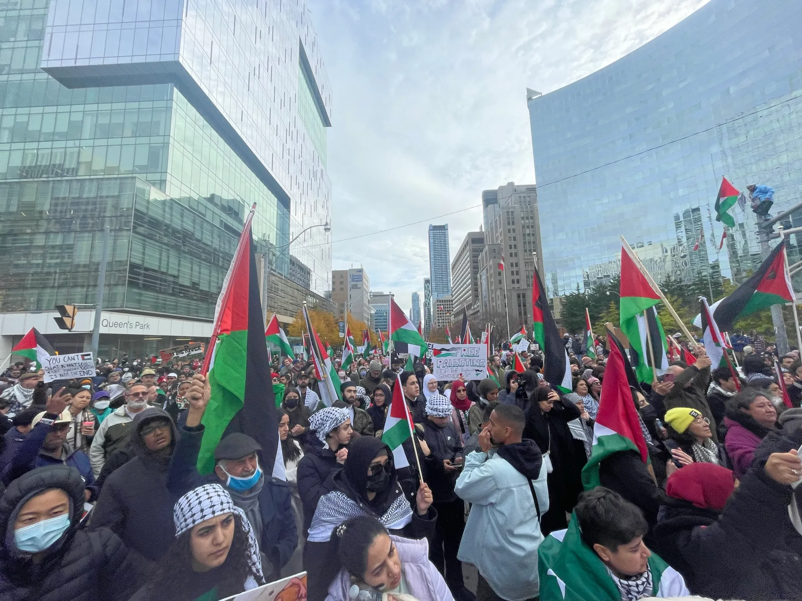 دیروز (یکشنبه ۲۹ اکتبر)، هزاران نفر از ساکنان تورنتو (از کامیونیتی اسرائیلی و فسلطینی) به خاطر درگیری‌های خاورمیانه تجمع و تظاهرات کردند.