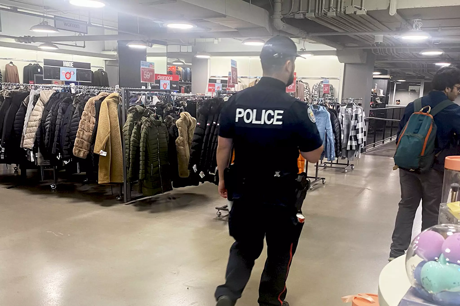 برخی از فروشگاه های تورنتو اخیرا اقدامات امنیتی خود را افزایش داده اند، تا جایی که عملاً افسران پلیس یونیفرم پوش را برای نظارت و جلوگیری از سرقت استخدام کرده اند.