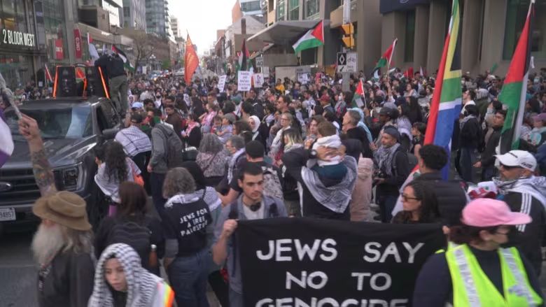 دیروز حامیان فلسطین در داون تاون تورنتو تجمع کرده اند. پلیس تخمین زده که حدود ۳ هزار نفر در این تجمع حضور داشته اند. شعار ها بیشتر در مورد حمله اسرائیل به رفح بوده.