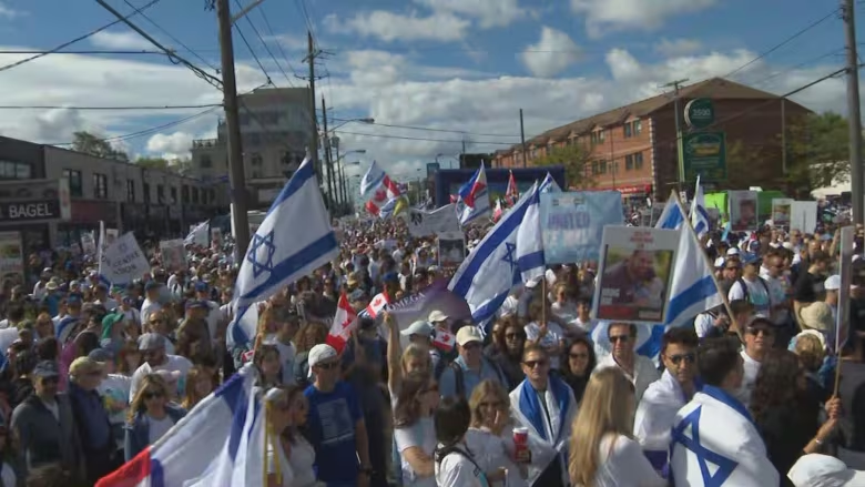 دیروز رویداد «Walk with Israel» با تدابیر امنیتی قوی، از جمله حضور چشمگیر پلیس، در تورنتو برگزار شد و هزاران نفر از جامعه یهودیان در این رویداد شرکت کردند.