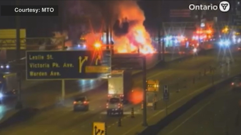 بخش‌هایی از باند غربی Highway 401 به دلیل وقوع حادثه بسته شده است. انتظار می‌رود این بخش‌ها تا بعد از ظهر امروز باز شوند.