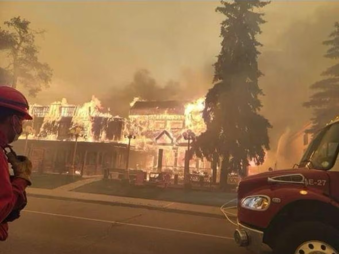 وسعت آتش سوزی جنگلی آلبرتا که خسارت زیادی برای شهر جسپر داشته به حدود ۳۶ هزار هکتار رسیده و از روز سه شنبه تا الان بیش از چهار برابر شده.