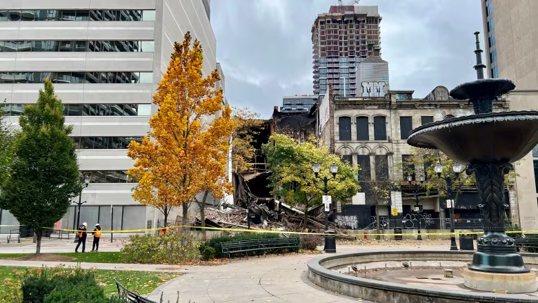 اوایل دیروز دوشنبه ۱۱ نوامبر، دو ساختمان قدیمی در داون‌تاون همیلتون در نزدیکی Gore Park فرو ریختند. خوشبختانه کسی در این حادثه آسیب ندیده.