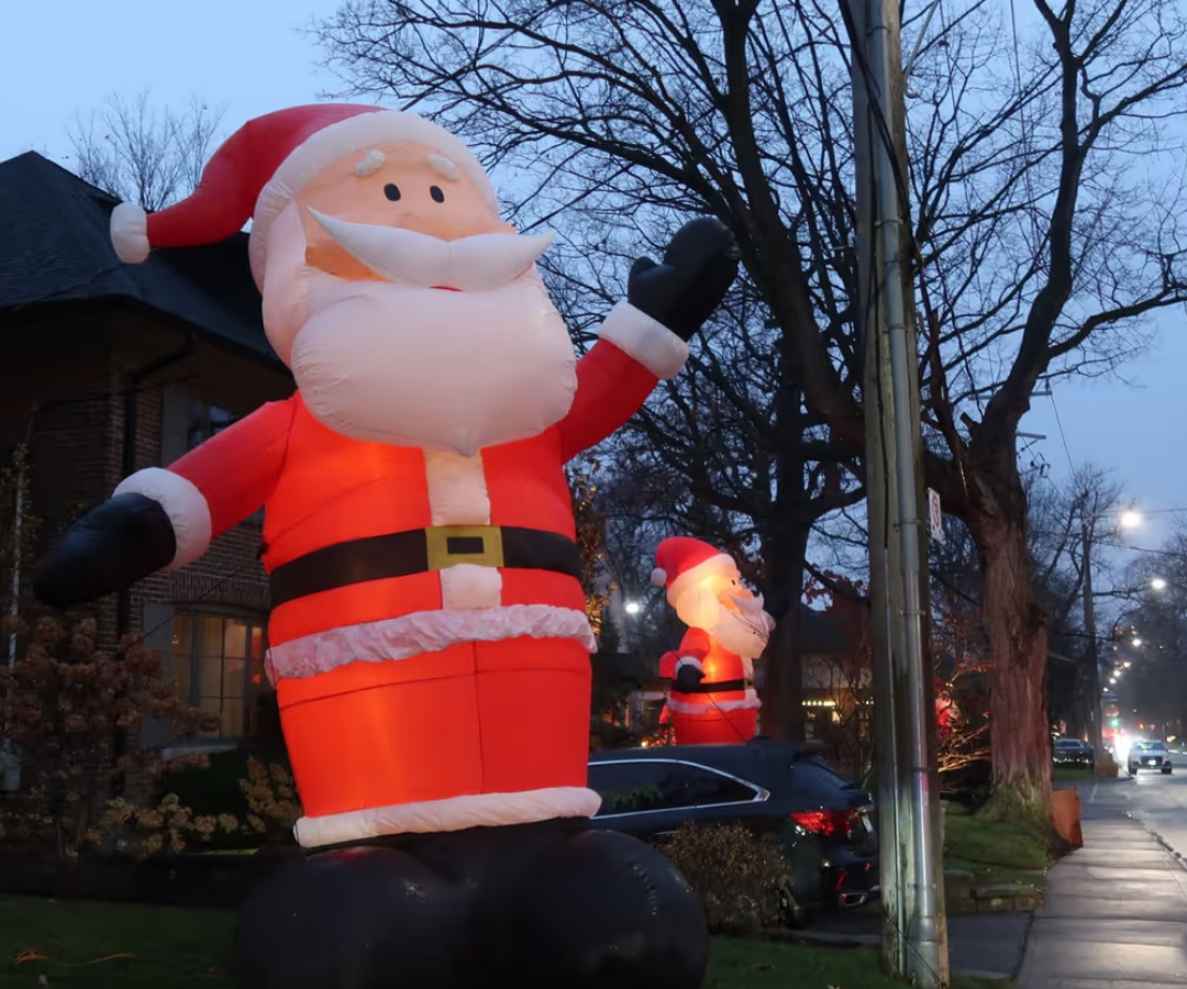یک کریسمس شاد در Inglewood Drive خیابان سَنتاهای غول‌پیکر بادی در تورنتو