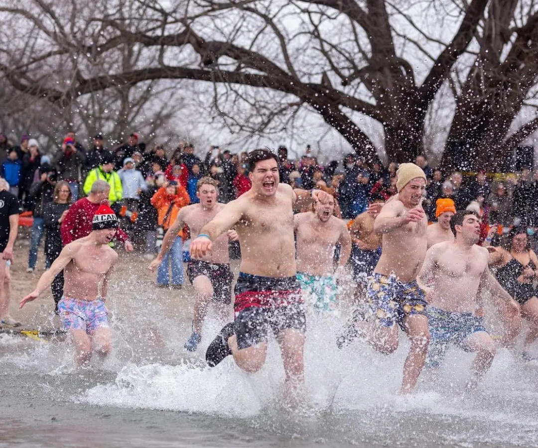 سنت سال نوی تورنتویی‌ها: پریدن در آب یخ، اول ژانویه