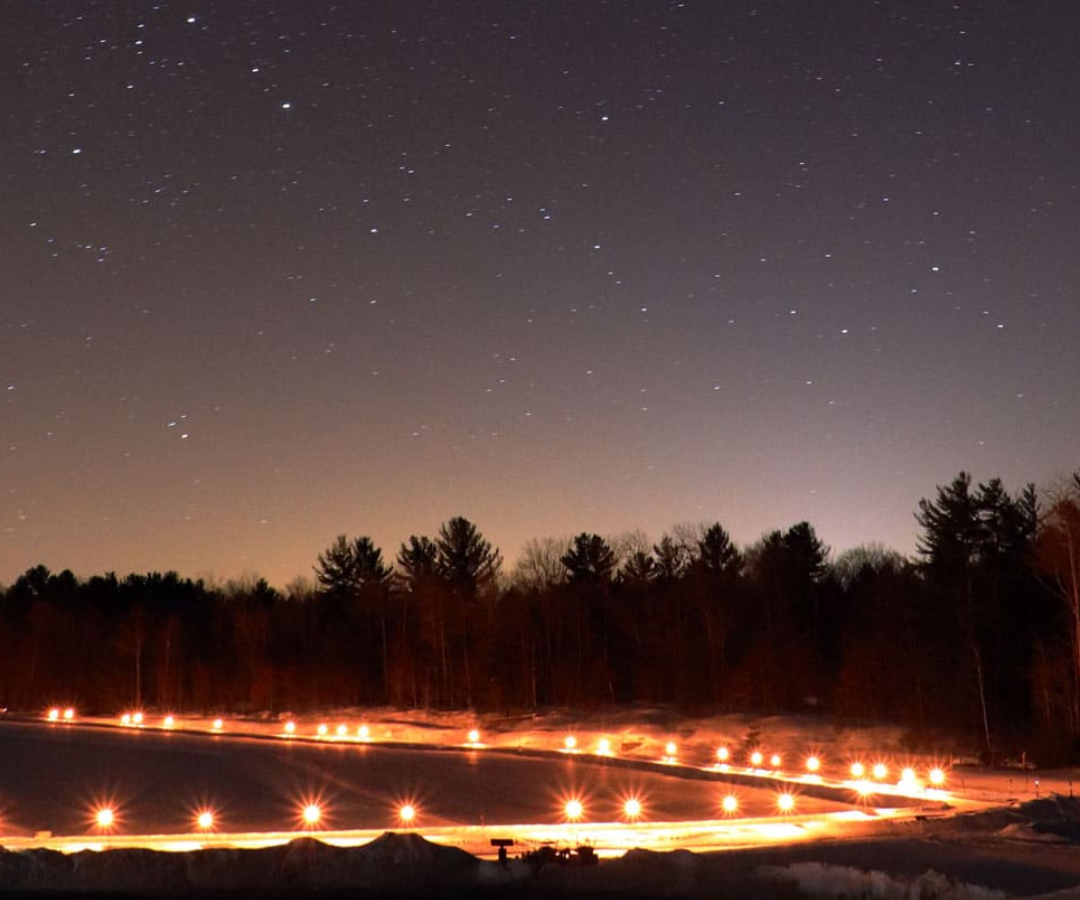 یک پیست اسکیت جادویی در مسکوکا که شب‌ها با صدها مشعل روشن می‌شود