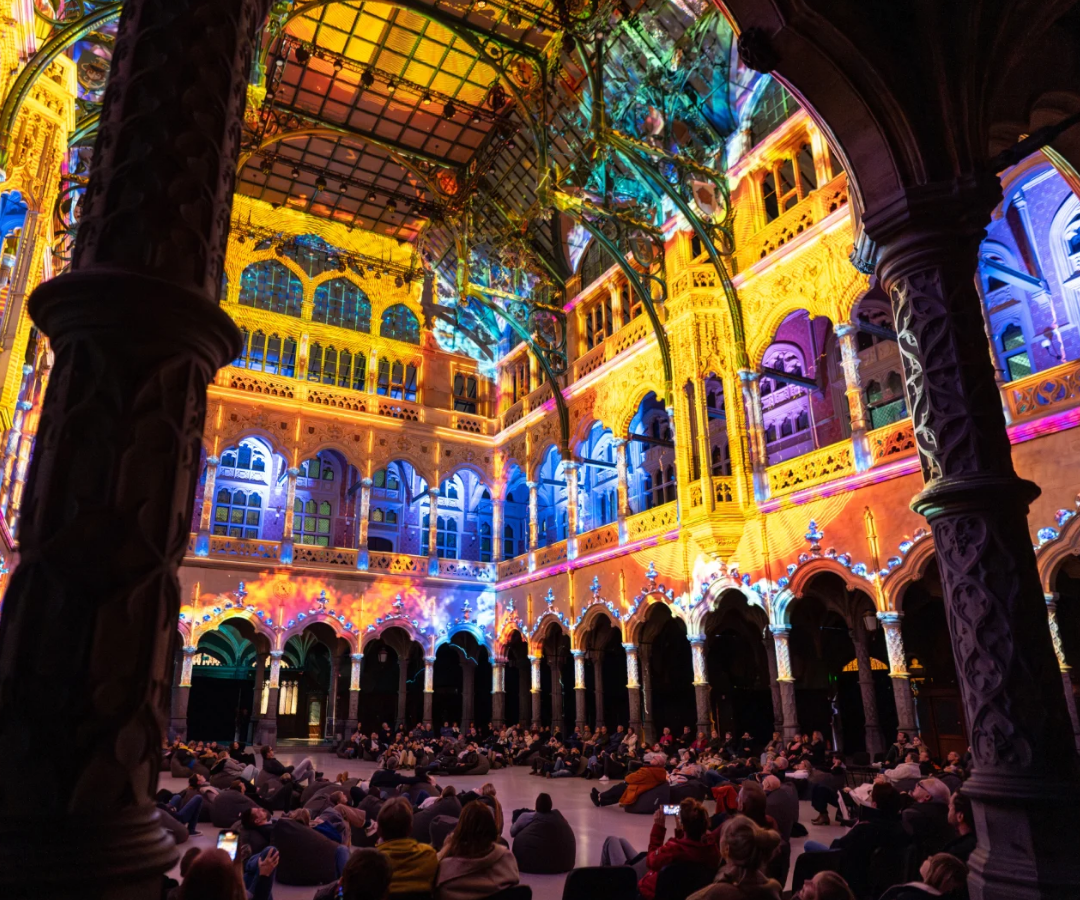 چهار فصل ویوالدی همراه با بازی نور در کلیسای تاریخی تورنتو